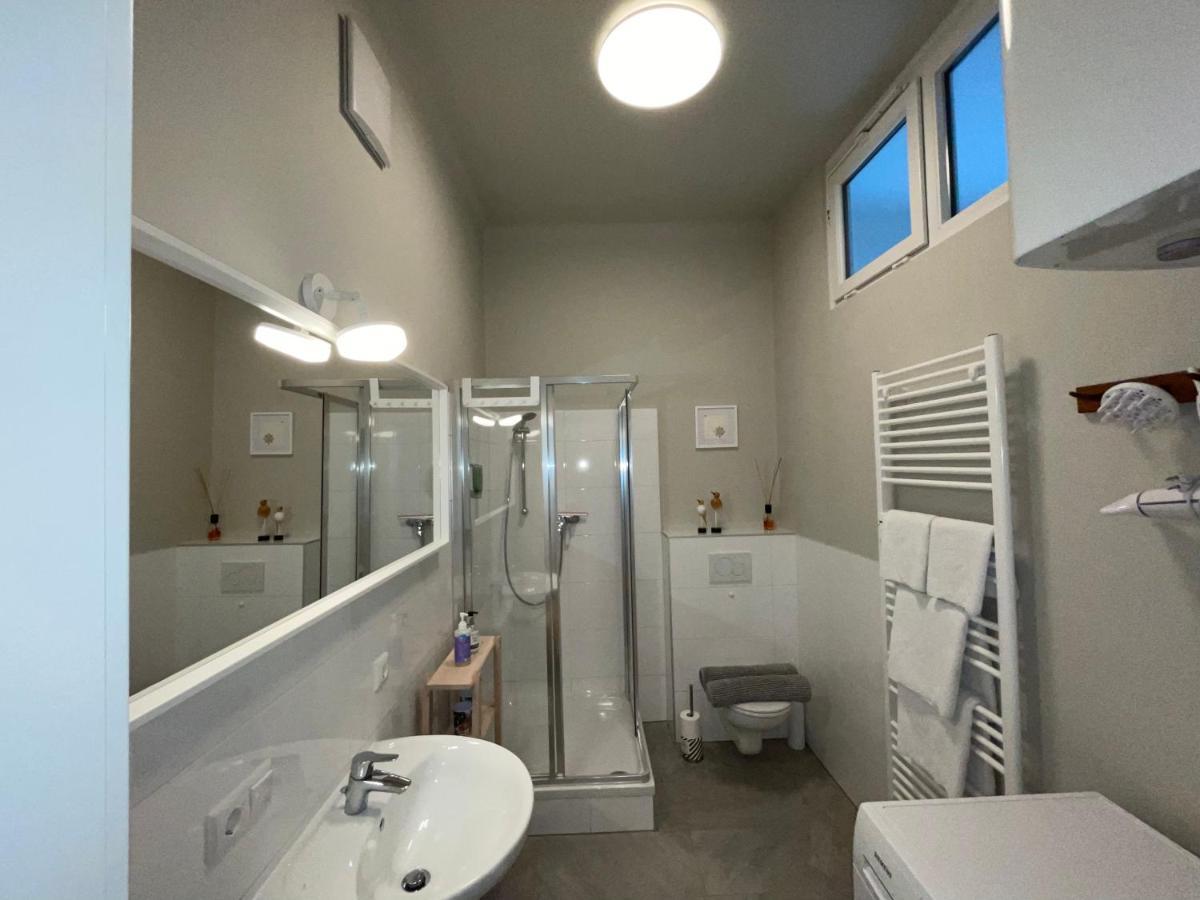 White Flat By Grazrentals With Cool Location & Free Parking المظهر الخارجي الصورة